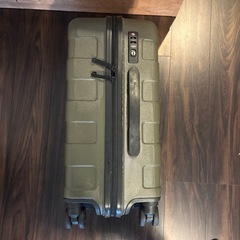 無印良品
キャリーバーの高さを自由に調節できるストッパー付きハードキャリー（３５Ｌ）ダークグリーンの画像