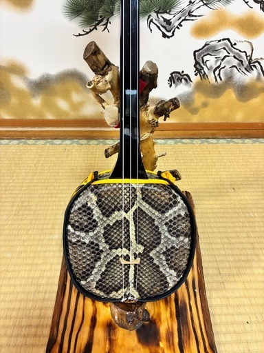 沖縄三線！新品！貴重！知念大工型！本蛇皮！本張り！【一枚張り】⑯