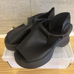 レディース厚底サンダル ブラック 23.5cm 黒 ストラップ付き 歩きやすいの画像
