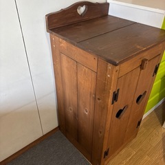 カントリー収納棚の画像