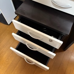 引き出し付きデスクの画像