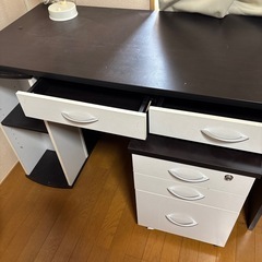 引き出し付きデスクの画像