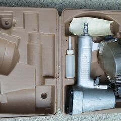 エアー釘打ち機(ジャンク品)&同使用釘束の画像