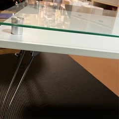 折りたたみ式ガラステーブルの画像
