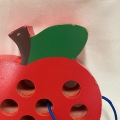 りんご　ひも通し　知育玩具　木のおもちゃの画像