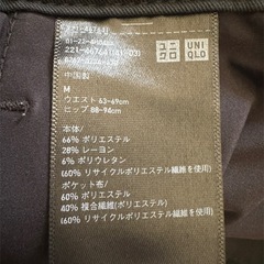 【ユニクロ】黒 スラックス ジッパー式 後ろポケット付きの画像