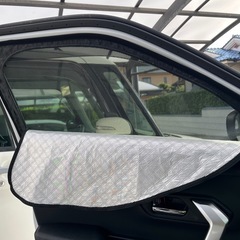 トヨタ　ライズ用サンシェード運転席　助手席の2枚組の画像