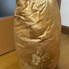 クッション金色カバーの画像