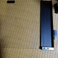ブラウン管テレビ用ラック　(ガラス扉片方はずれています)の画像