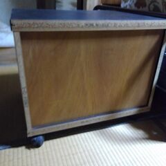 ブラウン管テレビ用ラック　(ガラス扉片方はずれています)の画像