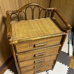 籐のラックの画像