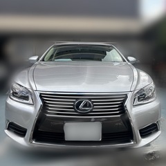 レクサス LS シルバー セダンの画像