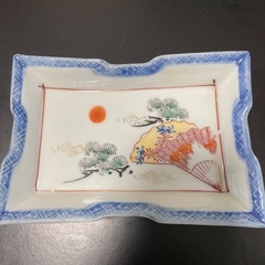 お皿と箸置きの画像