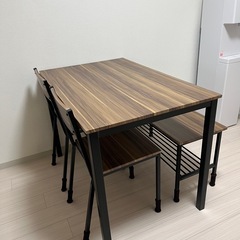 ダイニングテーブルの画像