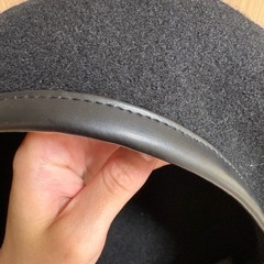 黒いウール系ベレー帽の画像