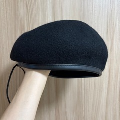黒いウール系ベレー帽の画像