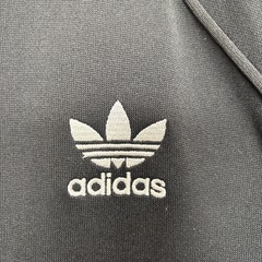 adidas オリジナルス トラックジャケットの画像