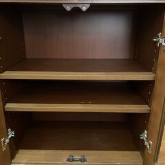 【引越一掃】ガラス付木製キャビネット（引出し2つ、棚2段付）の画像