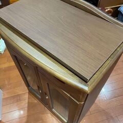 【引越一掃】ガラス付木製キャビネット（引出し2つ、棚2段付）の画像
