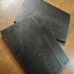 飾り板2枚、赤黒、塩コショウ入れ物の画像