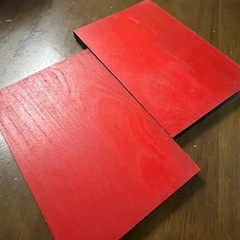飾り板2枚、赤黒、塩コショウ入れ物の画像