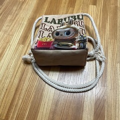 LABUBUキャラクター バッグの画像
