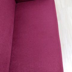 ソファ ソファー 2人掛け ワインレッド 赤 ローソファ 2WAY 幅111cm コンパクト ファブリック Sバネ かわいい 姫系 丸み 白脚 新生活 ワンルーム (ワインレッド)の画像