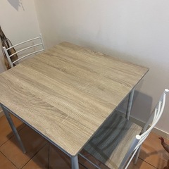 ダイニングテーブルの画像