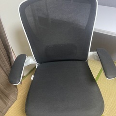 ゲーミングチェア、デスクセットの画像