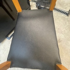 【中古】¥1,000 肘置き付きイス　ローチェア　玄関先にも◎ 木製＋合皮 【II110】 の画像