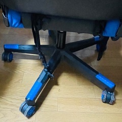 ゲーミングチェア　黒x青の画像