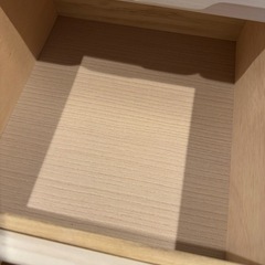 白基調の木製箪笥の画像
