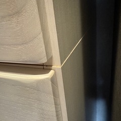 白基調の木製箪笥の画像
