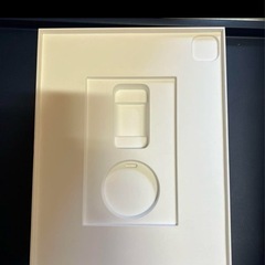 iPad の空箱とアップルシール、ピンと説明書です。の画像