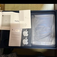 iPad の空箱とアップルシール、ピンと説明書です。の画像
