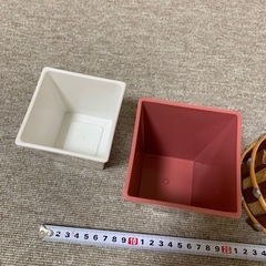 植木鉢カバー？と吊りカゴの画像