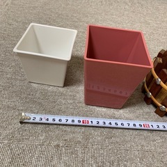 植木鉢カバー？と吊りカゴの画像