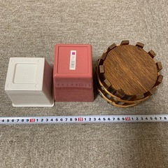 植木鉢カバー？と吊りカゴの画像