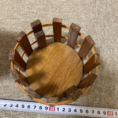植木鉢カバー？と吊りカゴの画像