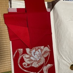 新品　赤に花模様の着物帯の画像