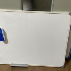 大きなホワイトボード（グレーの縁付き）と小さなホワイトボード（青い縁付き）の画像