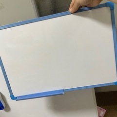 大きなホワイトボード（グレーの縁付き）と小さなホワイトボード（青い縁付き）の画像