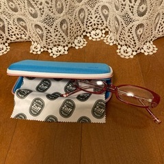 ファッションメガネとケースの画像