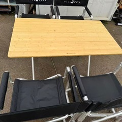 キャンプ用椅子とスノーピークテーブルセットの画像