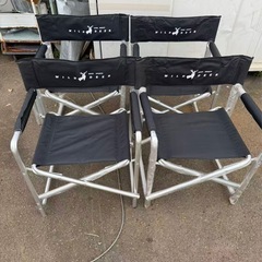 キャンプ用椅子とスノーピークテーブルセットの画像
