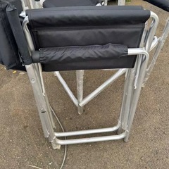 キャンプ用椅子とスノーピークテーブルセットの画像