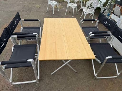 キャンプ用椅子とスノーピークテーブルセット