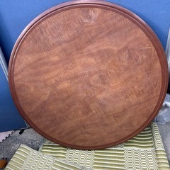 円形の木製座卓、茶色の仕上げで安定感があります。の画像