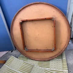 円形の木製座卓、茶色の仕上げで安定感があります。の画像