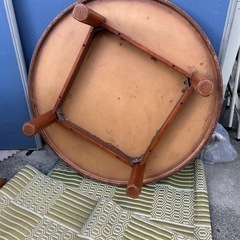 円形の木製座卓、茶色の仕上げで安定感があります。の画像